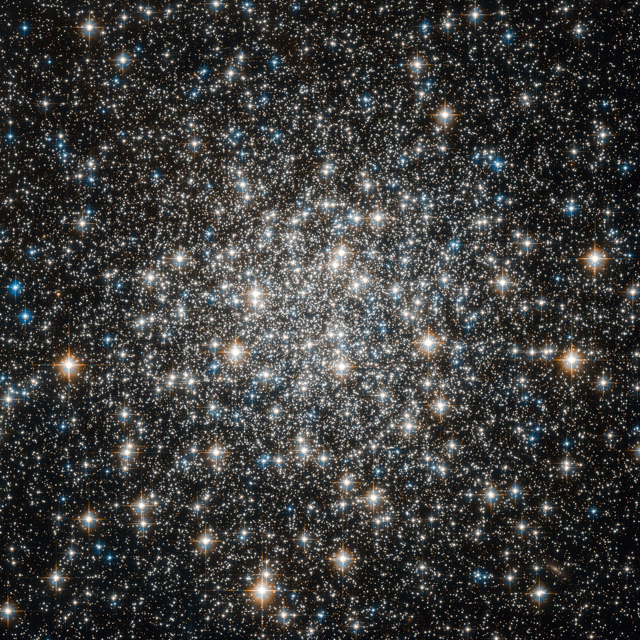 hubble space telescope image of the heart of the star cluster M10
